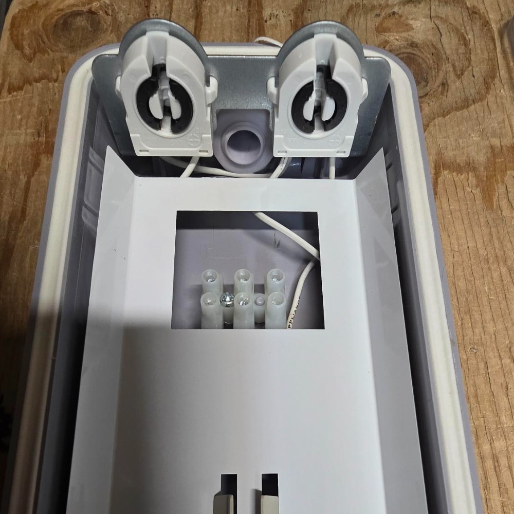 Ledarmatuur voor 2 ledbuizen (12 stuks op voorrad).